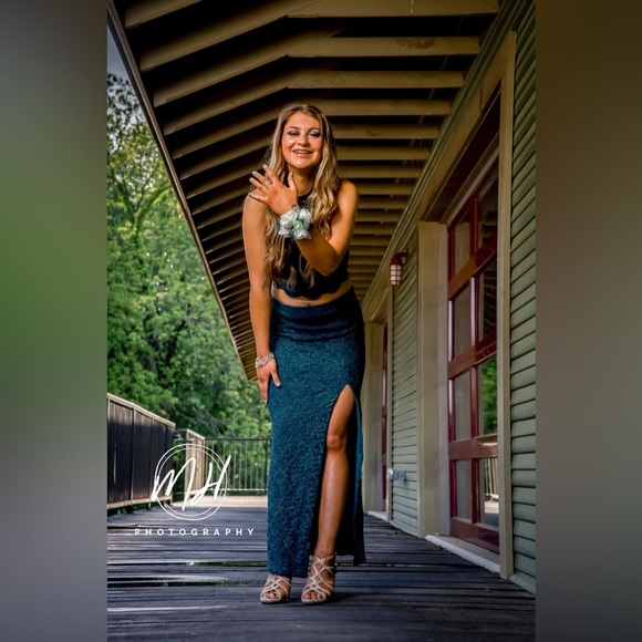 Blue prom dress more like teal!! Two piece, it’s very comfy and very stretchable - Picture 2 of 6